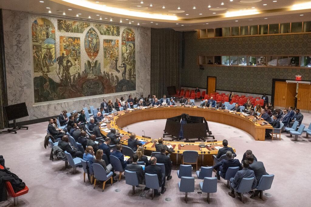 联合国安理会召开会议，讨论利比亚问题。